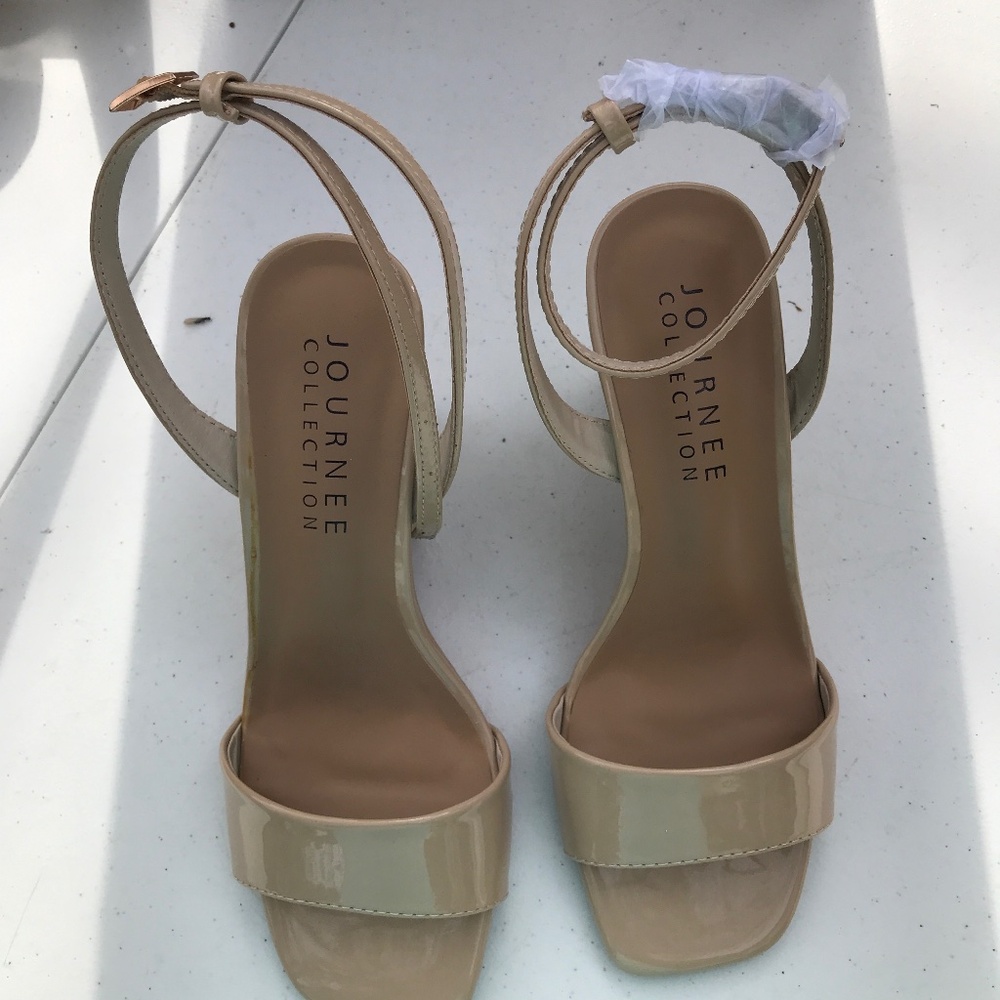 Journee Women's Comfort Foam Clover Wedge Sandals